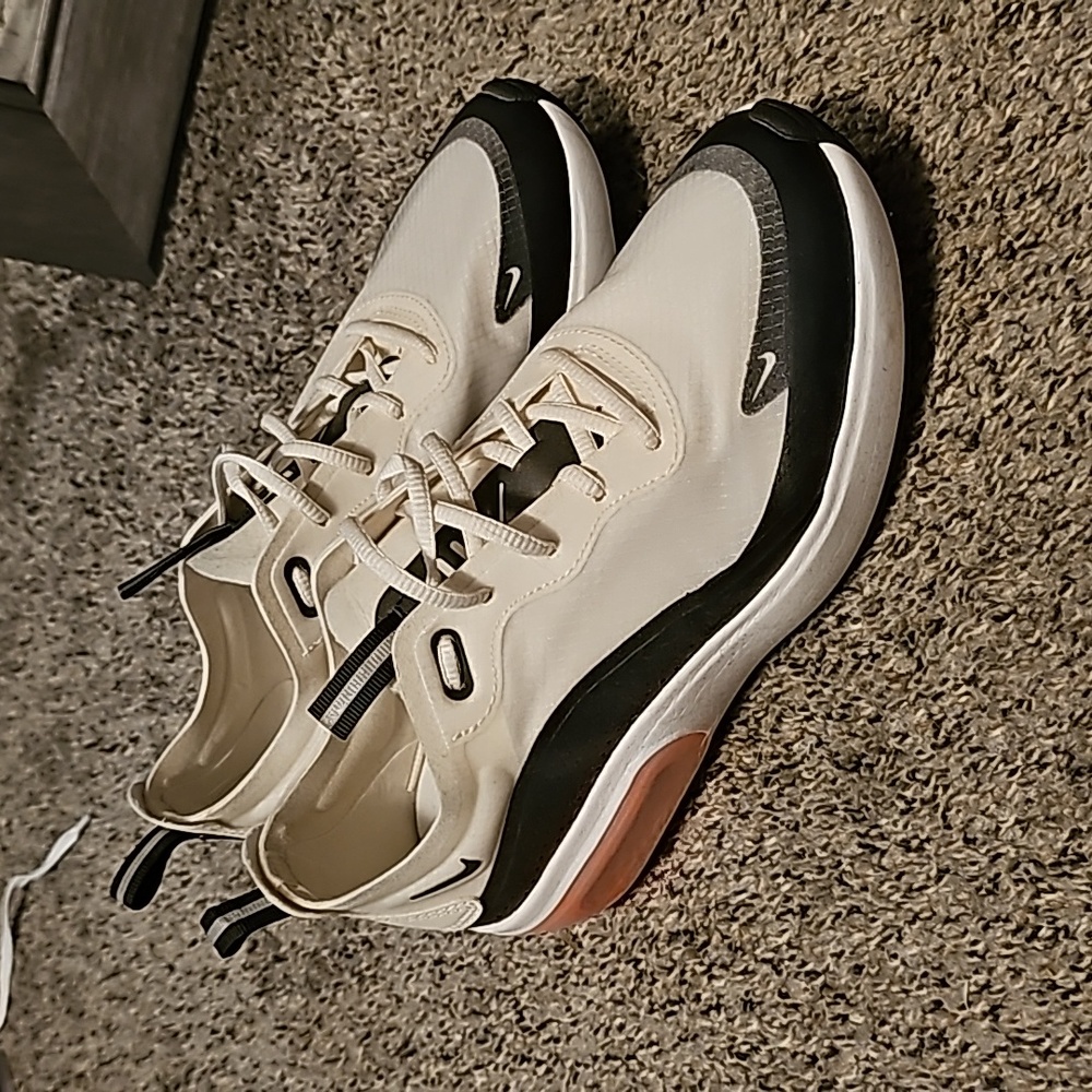 Nike Women’s Air Max Dia SE Pale Ivory Athletic Sneakers